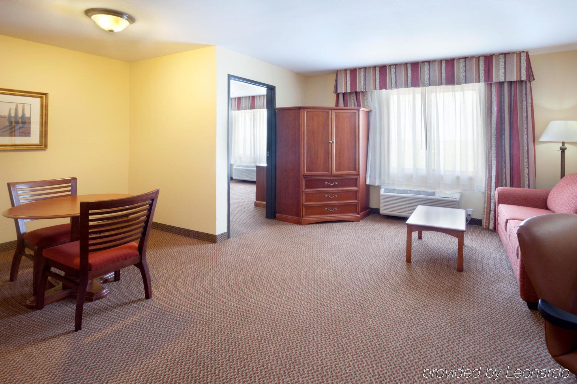 Holiday Inn Express & Suites - Laredo-Event Center Area By Ihg Room photo