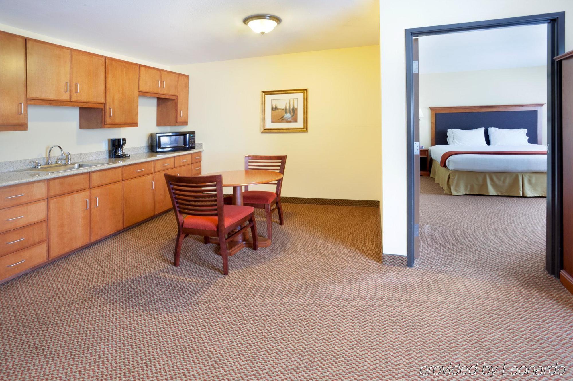 Holiday Inn Express & Suites - Laredo-Event Center Area By Ihg Room photo
