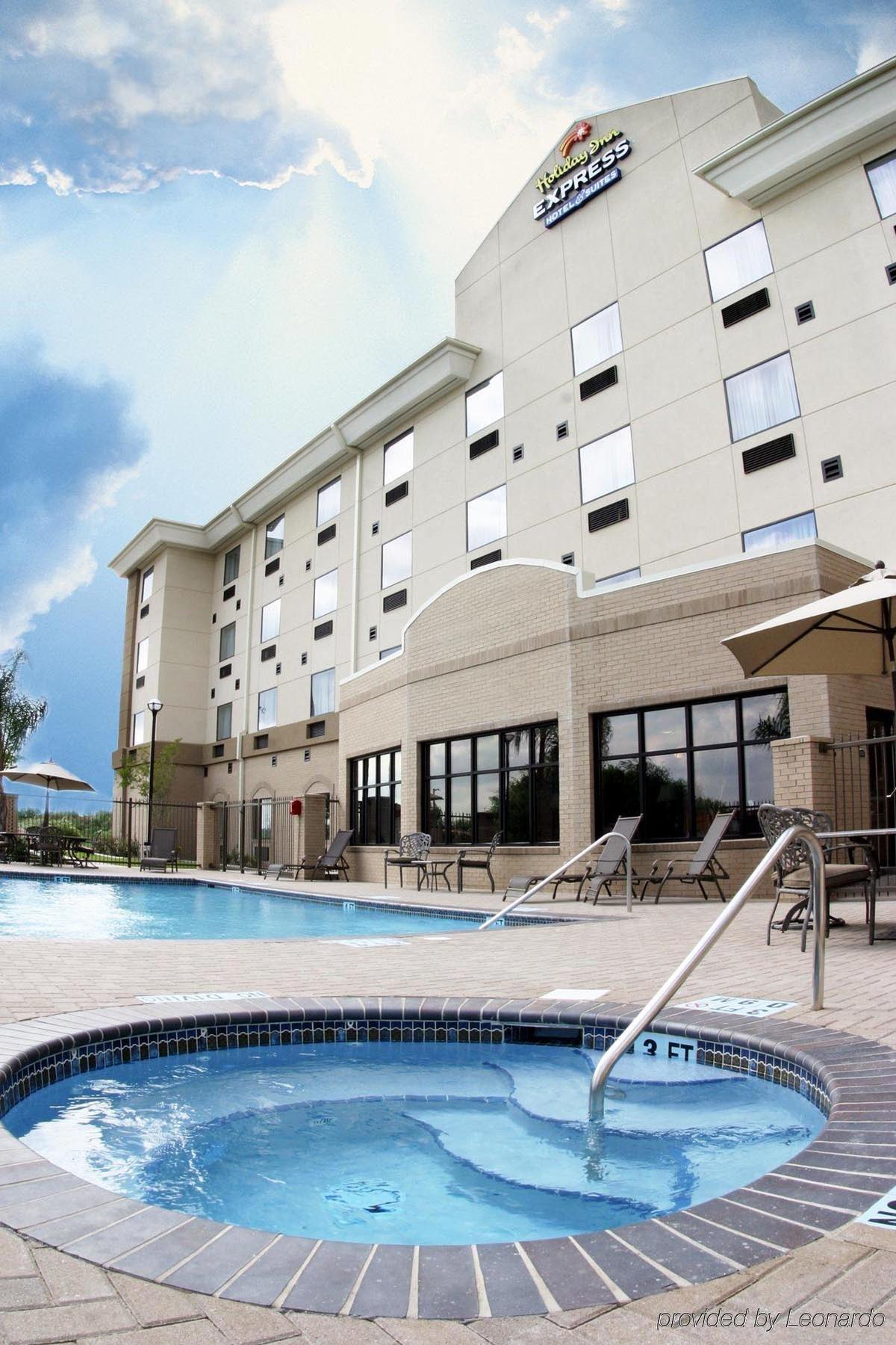 Holiday Inn Express & Suites - Laredo-Event Center Area By Ihg Exterior photo