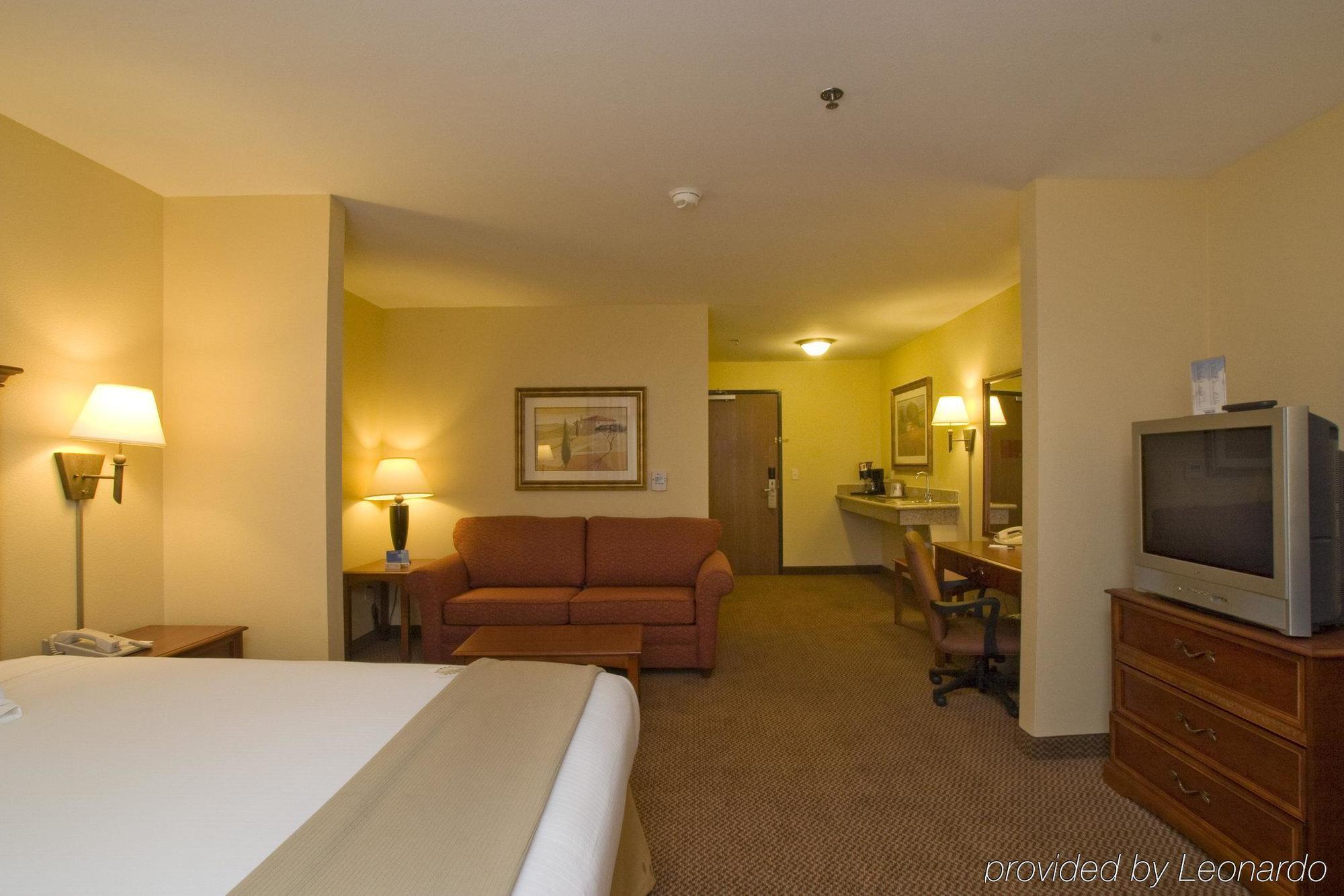 Holiday Inn Express & Suites - Laredo-Event Center Area By Ihg Room photo