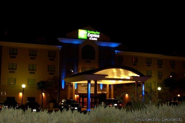 Holiday Inn Express & Suites - Laredo-Event Center Area By Ihg Exterior photo