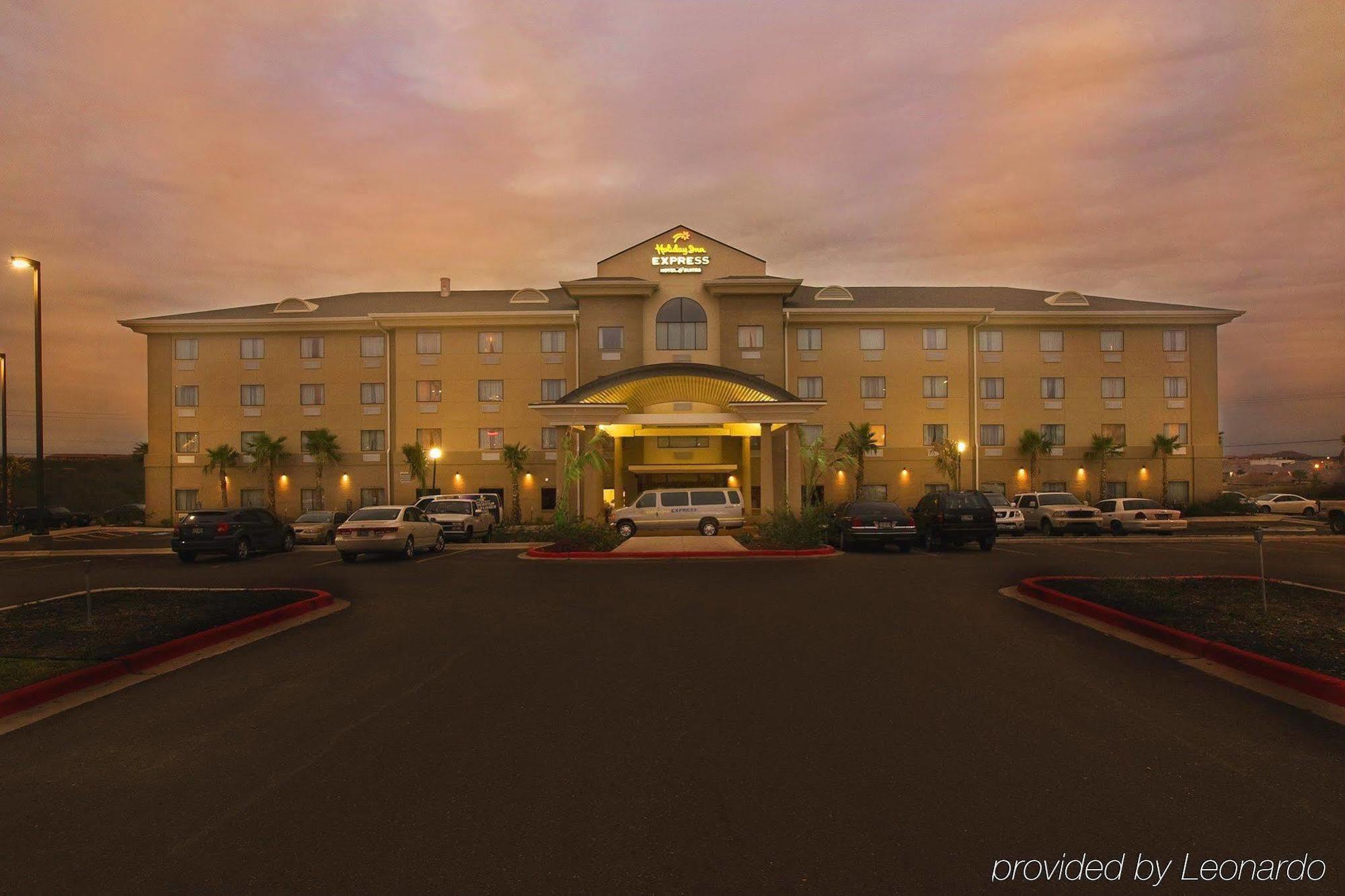 Holiday Inn Express & Suites - Laredo-Event Center Area By Ihg Exterior photo